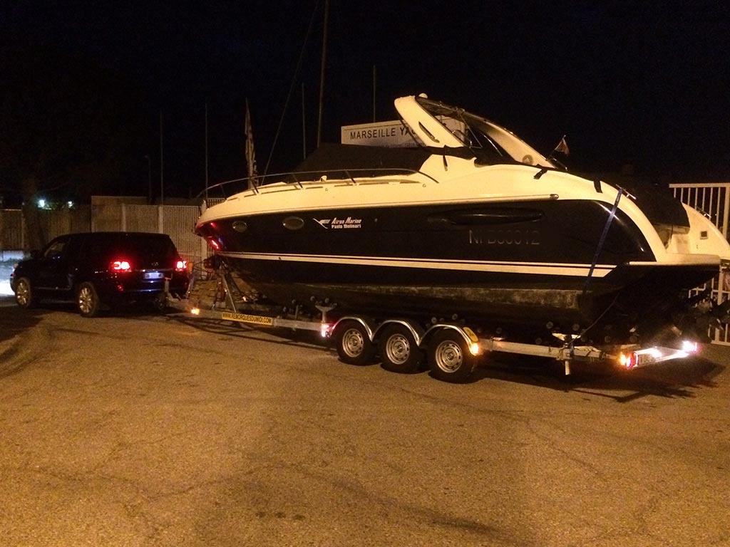 Voiture familiale avec remorque porte-bateaux